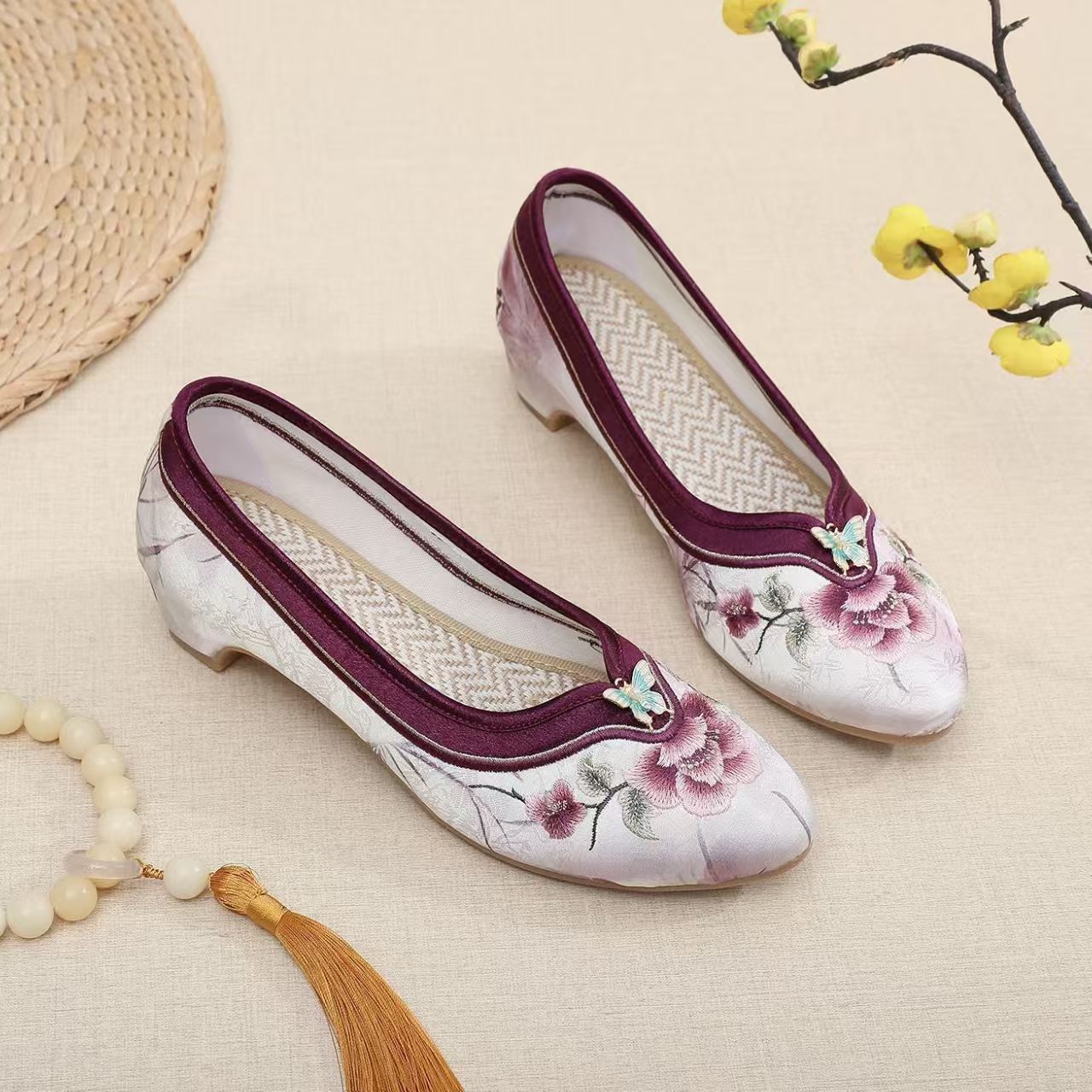 Embroidery Shoes - Женские туфли на низком каблуке с