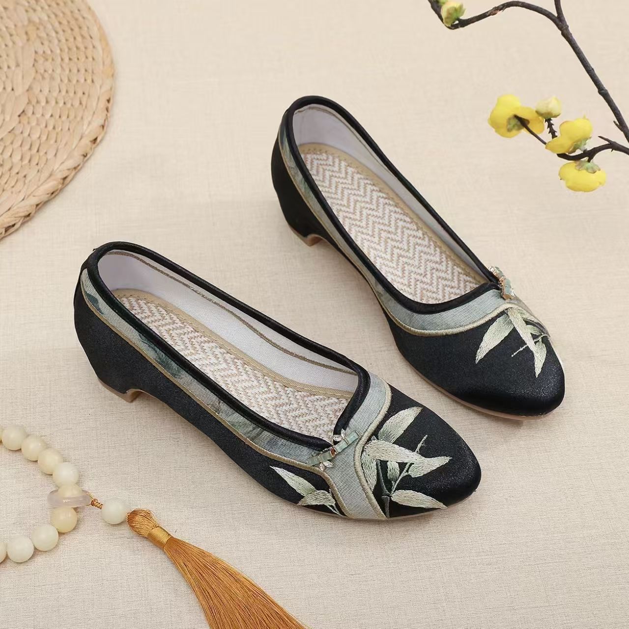 Женские туфли на низком каблук – обзор и цена Embroidery Shoes